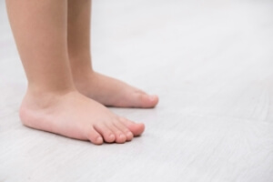 Causes and Symptoms of Flat Feet in Children